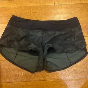 2.5 camo lululemon speed ups
